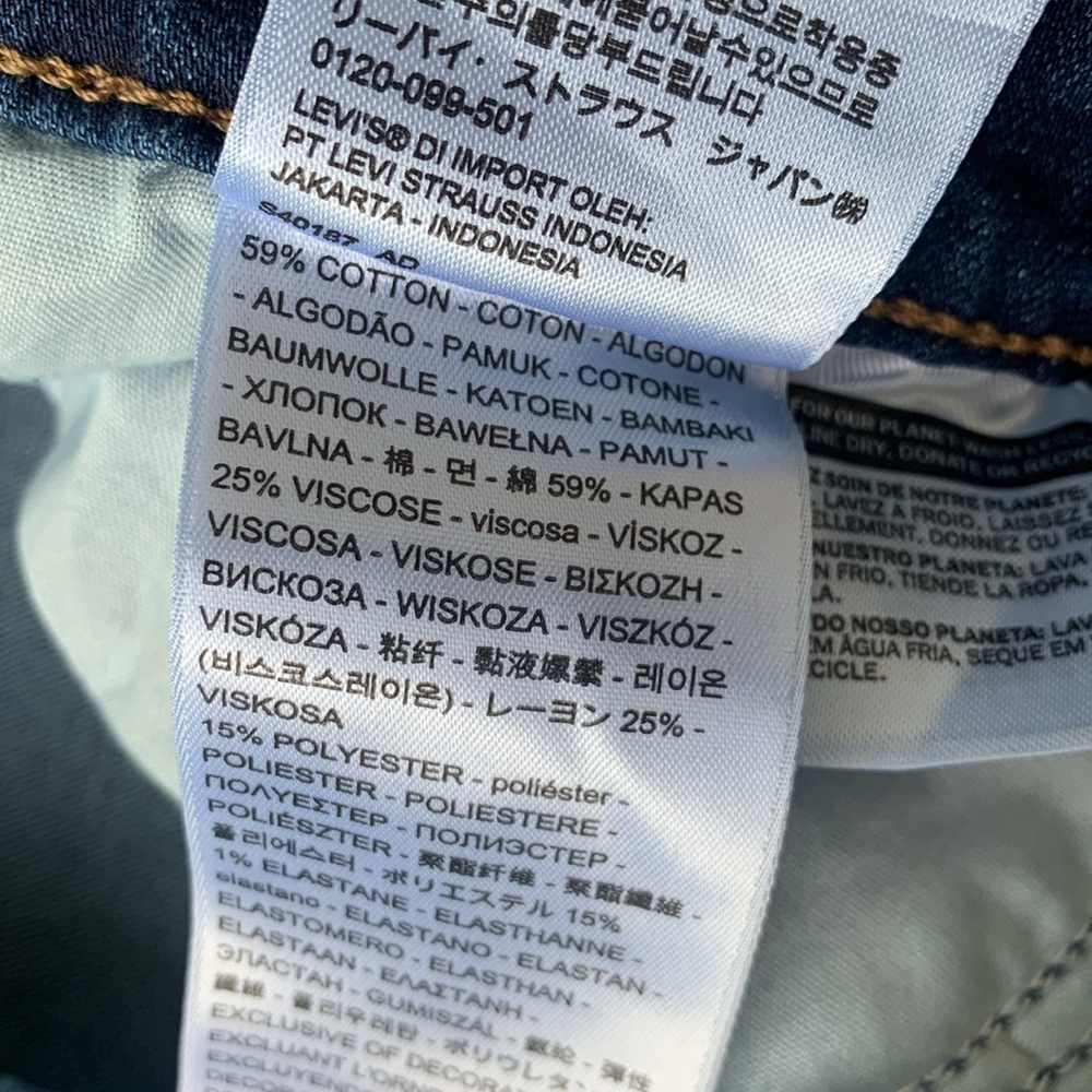 Levi’s Classic Bermuda Shorts - Picture 8 of 12